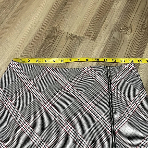 Bar III Zipper Detail Plaid Skirt Black Red Size 4 Lined Classic School girl - Picture 3 of 12